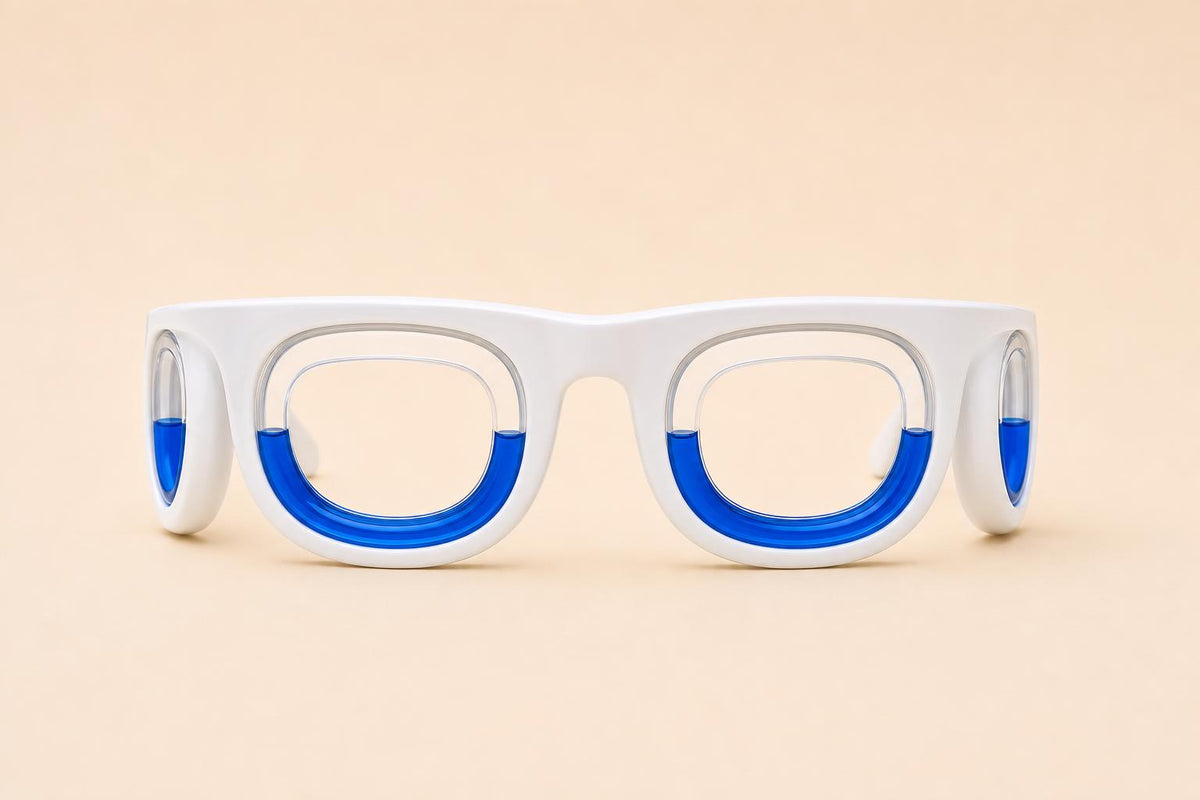 Vista frontal de los lentes antimareo con el líquido en los anillos