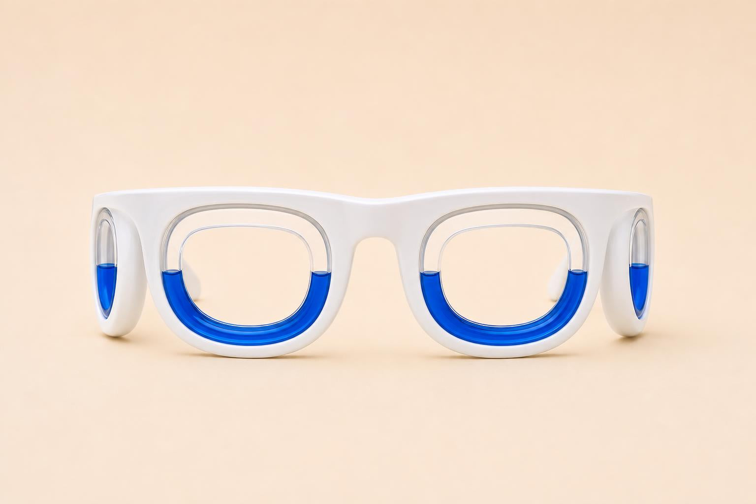 Lentes antimareo de frente con el líquido azul en los anillos